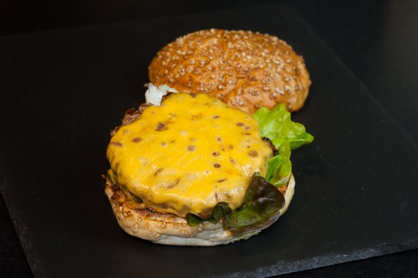 Burger von der Plancha mit Whiskey Sauce (006 von 008)