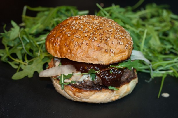 Burger von der Plancha mit Whiskey Sauce (008 von 008)