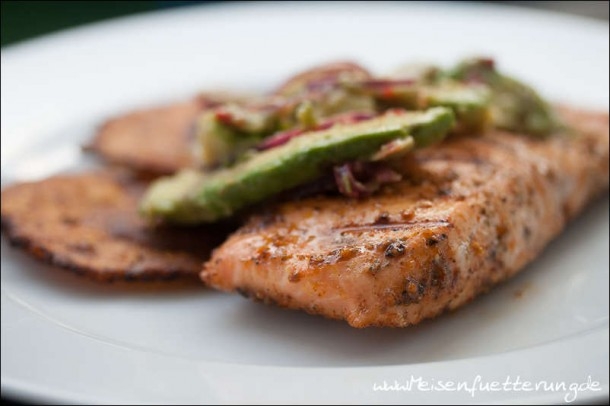 Gegrillter Lachs mit Avocado Salsa