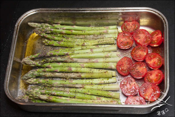 Grüner Spargel mit Tomaten und Parmesan