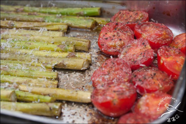 Grüner Spargel mit Tomaten und Parmesan