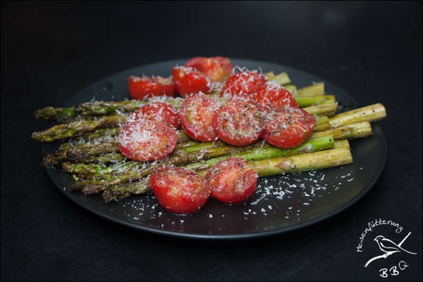 Grüner Spargel mit Tomaten und Parmesan