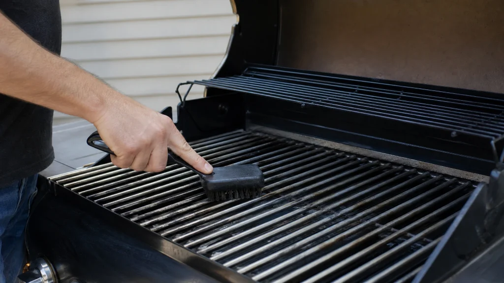 Nettoyage du gril : Nettoyez soigneusement la grille et la zone de cuisson.