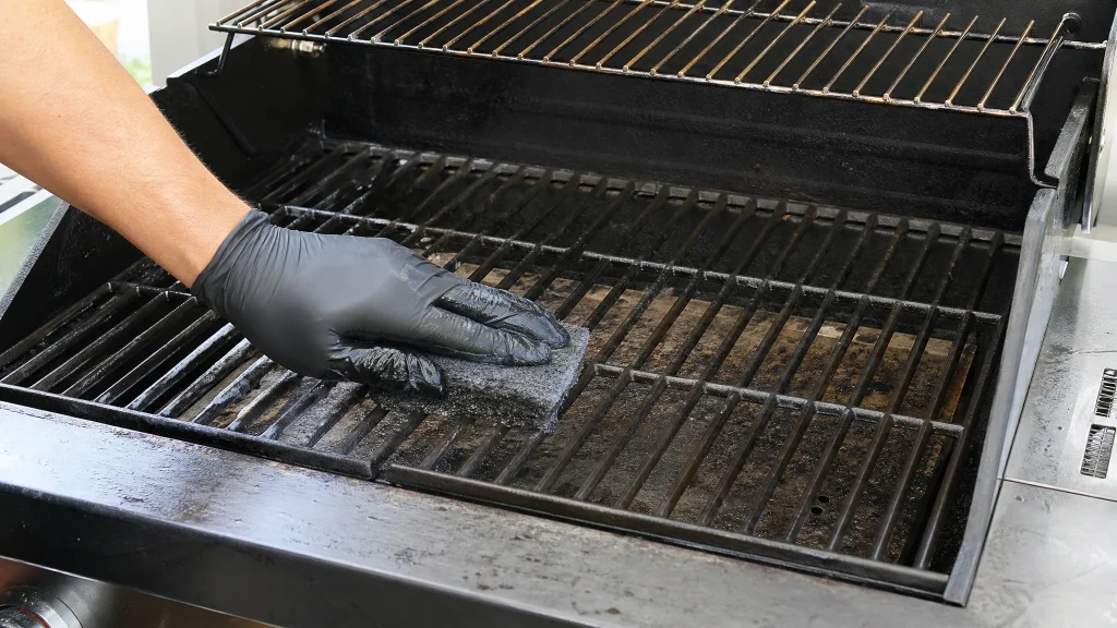 Grill reinigen: Rost und Grillraum gründlich sauber machen